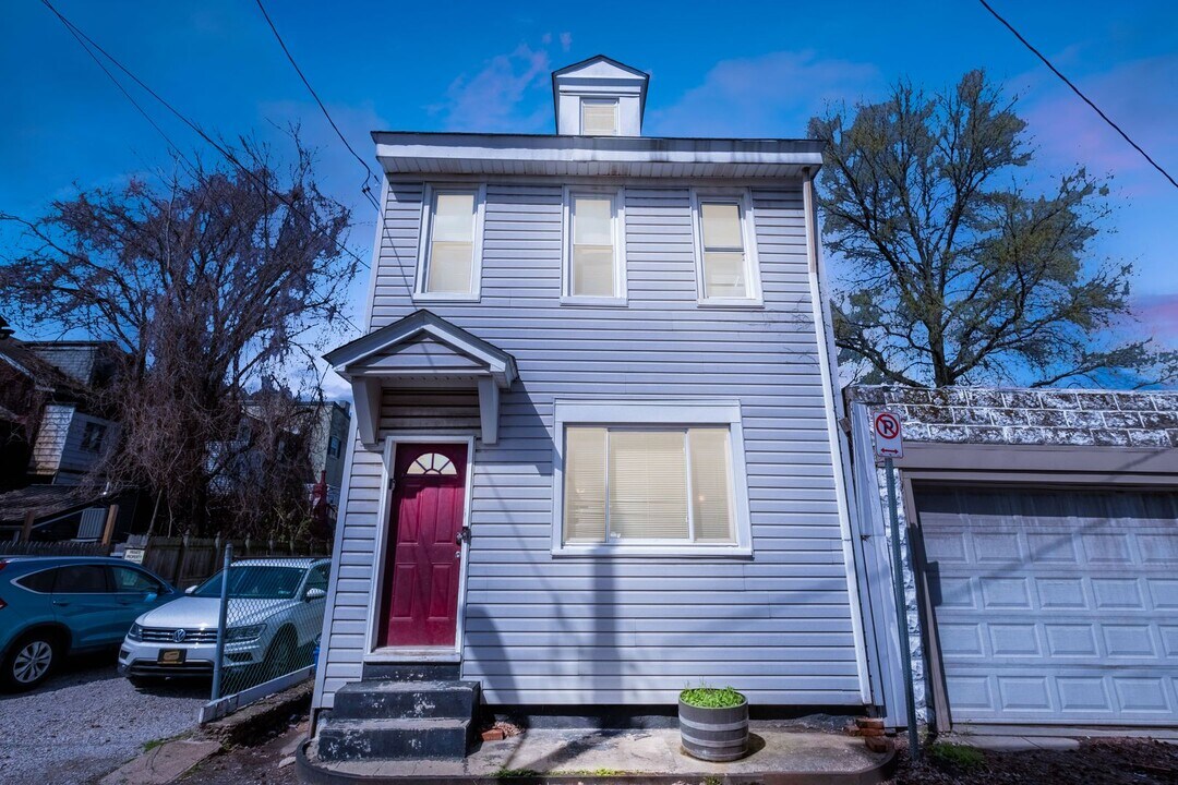 17 Cunliffe Wy in Pittsburgh, PA - Building Photo