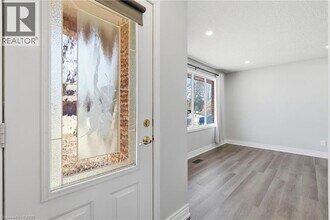 577 Tuscarora Dr in Hamilton, ON - Building Photo - Building Photo