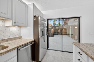 1520 15th Ln in Palm Beach Gardens, FL - Building Photo - Building Photo