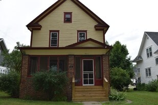 1016 S University Ave in Mt. Pleasant, MI - Building Photo