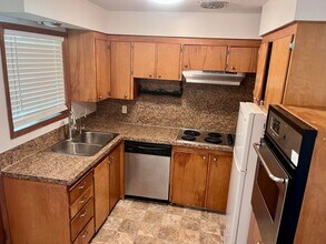 7035 SE Woodward St in Portland, OR - Building Photo - Building Photo