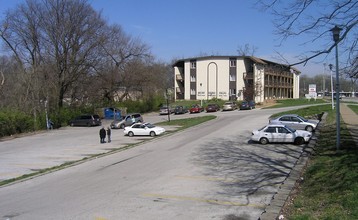 Warson Oaks Apartments in St. Louis, MO - Foto de edificio - Building Photo