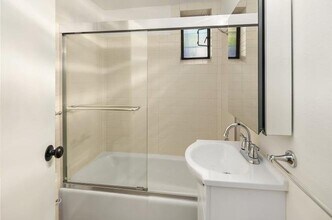 909 4th Ave N, Unit H in Seattle, WA - Building Photo - Building Photo