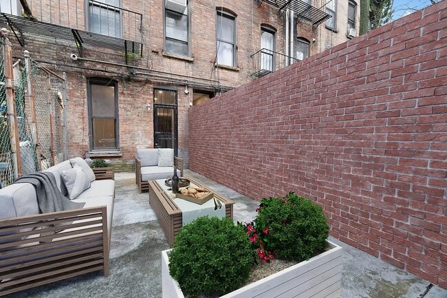 437 W 46th St in New York, NY - Foto de edificio - Building Photo