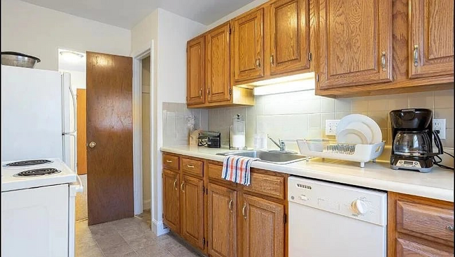 11 Brattle Dr in Arlington, MA - Building Photo - Building Photo