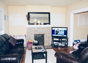 2331 Los Angeles Ave in Pittsburgh, PA - Foto de edificio - Building Photo