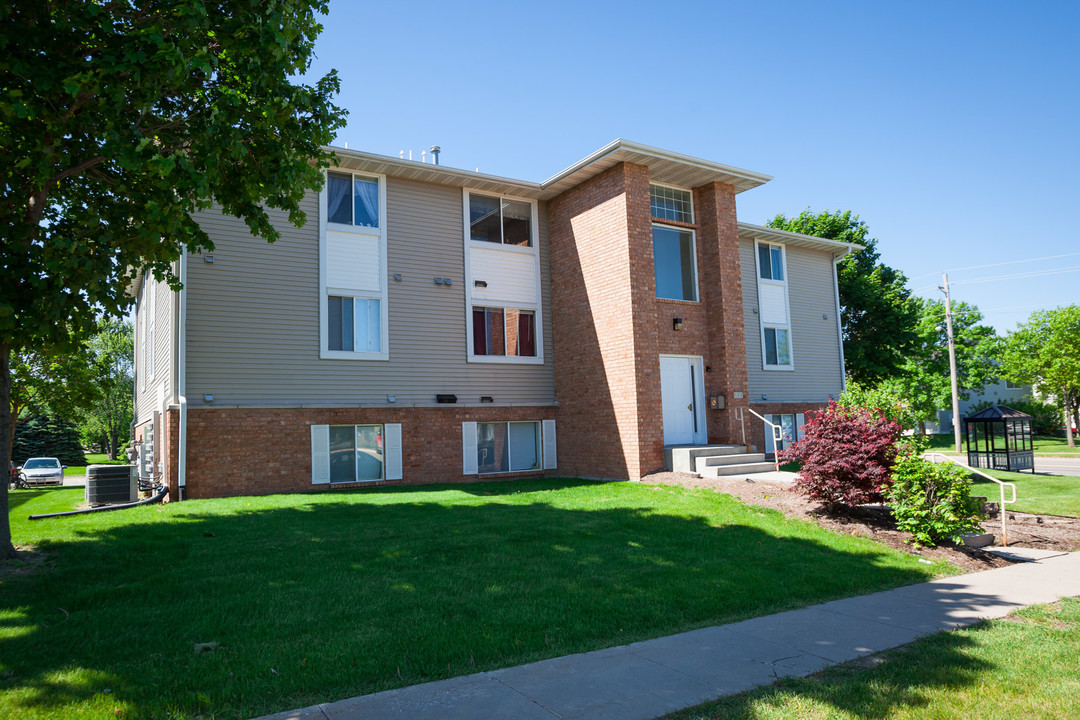 Cross Park Avenue in Iowa City, IA - Building Photo