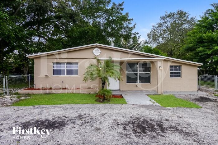 5740 Douglas St in Hollywood, FL - Building Photo