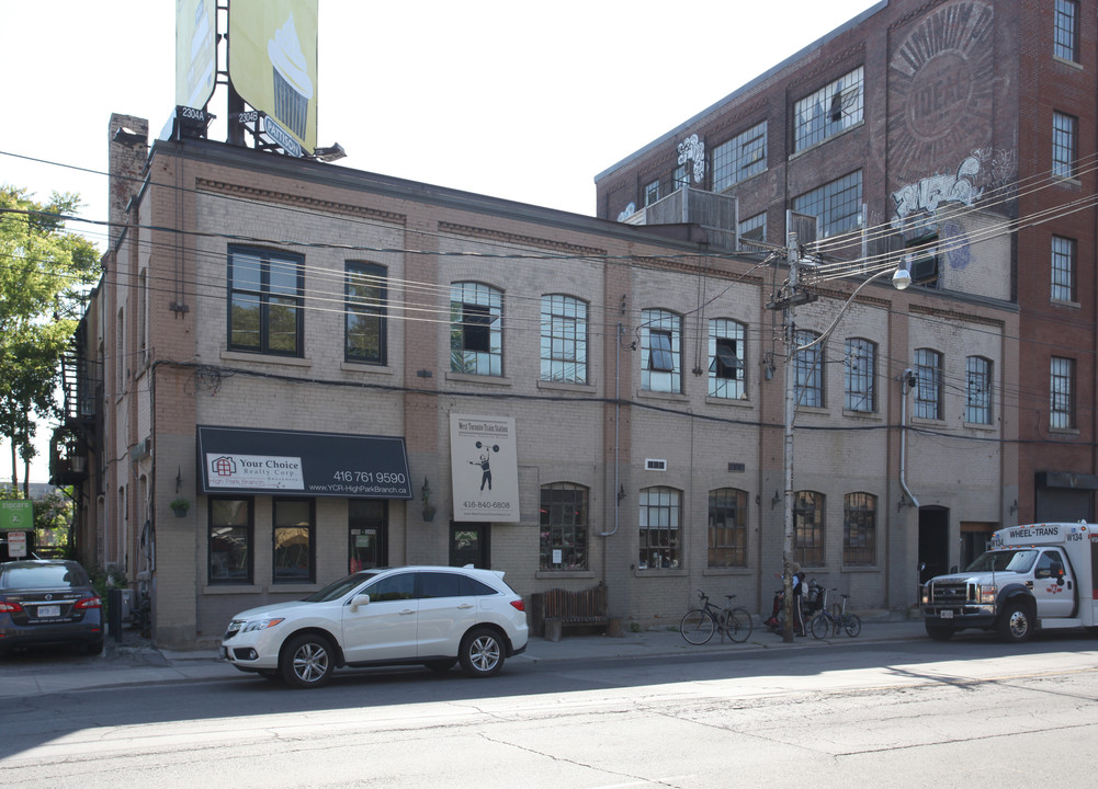 2480 Dundas St W in Toronto, ON - Building Photo