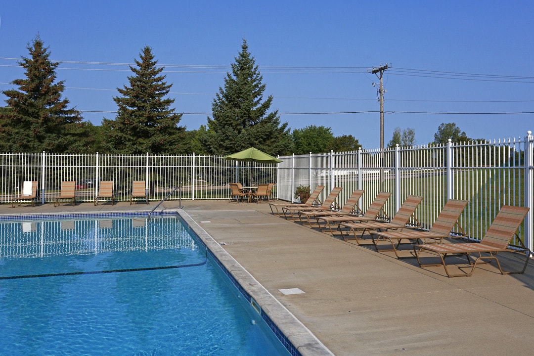 Rambush Estates in Burnsville, MN - Building Photo