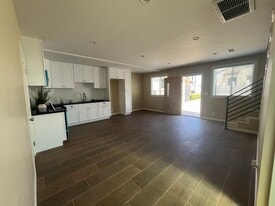 13836 Cohasset St in Van Nuys, CA - Building Photo