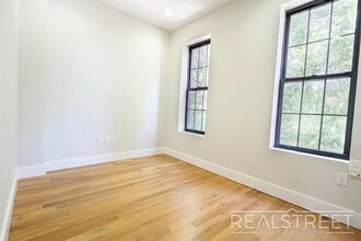 Greene Avenue, Unit 3R in Queens, NY - Foto de edificio - Building Photo