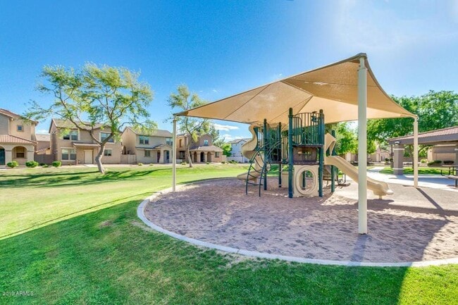 1977 E Emily Ln in Gilbert, AZ - Building Photo - Building Photo