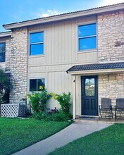 300 Lucy Ln in Horseshoe Bay, TX - Foto de edificio - Building Photo