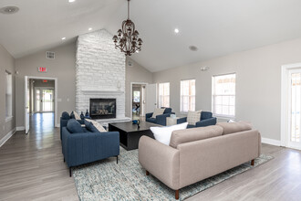 Maple Grove Villas in West Des Moines, IA - Building Photo - Interior Photo