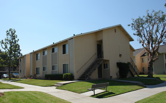 Linden Manor in Riverside, CA - Foto de edificio - Building Photo