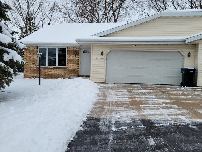 2231 Cloudview Ct in Appleton, WI - Foto de edificio - Building Photo