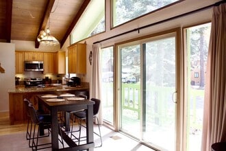 181 Crystal Ln in Mammoth Lakes, CA - Building Photo - Building Photo