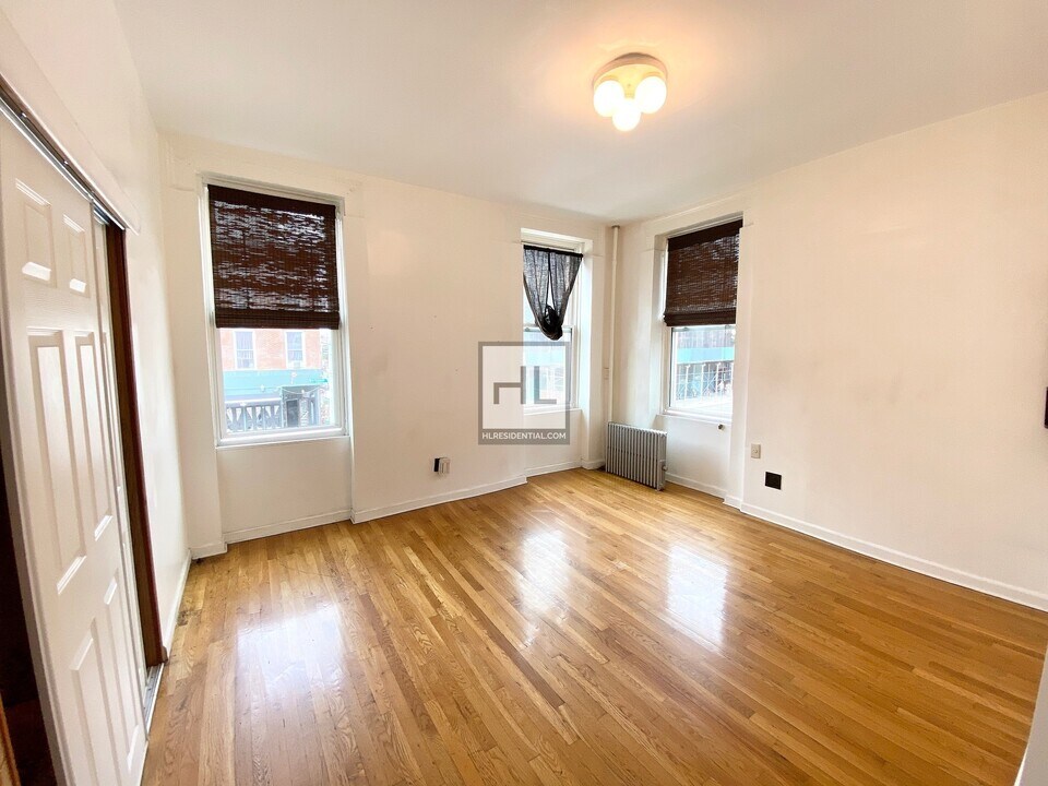 500 Grand St-Unit -2ND FLOOR in New York, NY - Building Photo