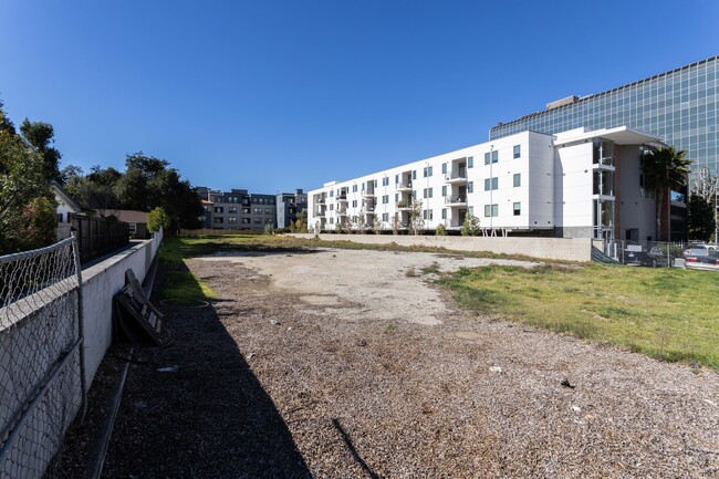 Libbit Apartments in Encino, CA - Building Photo - Building Photo