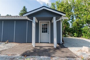 210 SW 104th St, Unit ADU in Seattle, WA - Building Photo