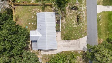 5028 Cardinal Dr in Ridge Manor, FL - Foto de edificio - Building Photo