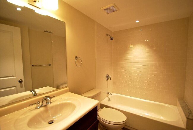 53 Fort Ave, Unit 1 in Boston, MA - Foto de edificio - Building Photo