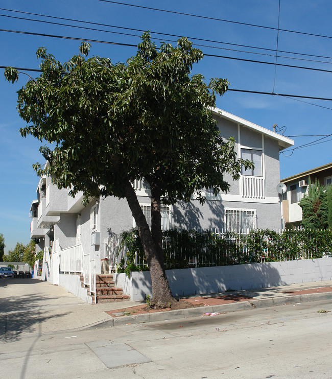 637 Tularosa Dr in Los Angeles, CA - Building Photo - Building Photo