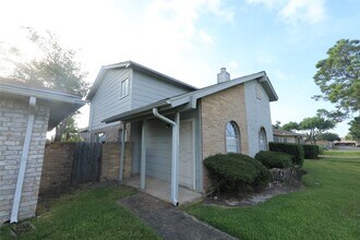 6573 S Briar Bayou Dr in Houston, TX - Building Photo - Building Photo