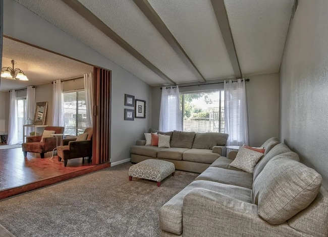 1689 Jeffrey Dr in Yuba City, CA - Foto de edificio - Building Photo