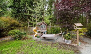 159 E Crescent Harbor Rd in Oak Harbor, WA - Building Photo - Building Photo