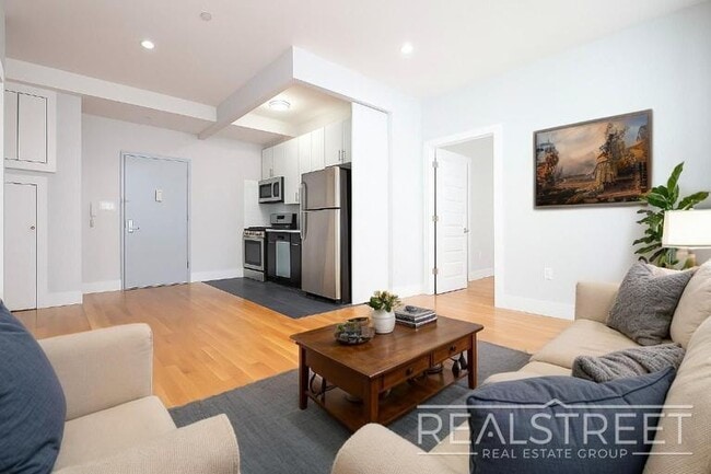 LUXURY 2 Bed in Queens! in Queens, NY - Building Photo - Building Photo