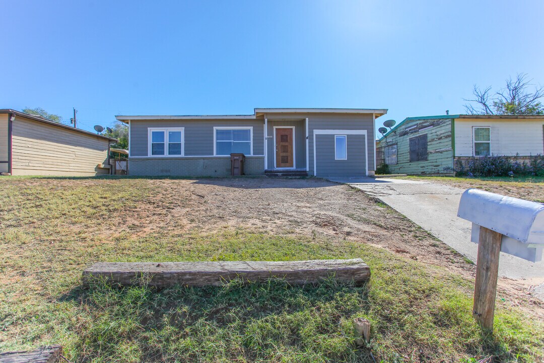 1506 Kentucky Way in Big Spring, TX - Building Photo