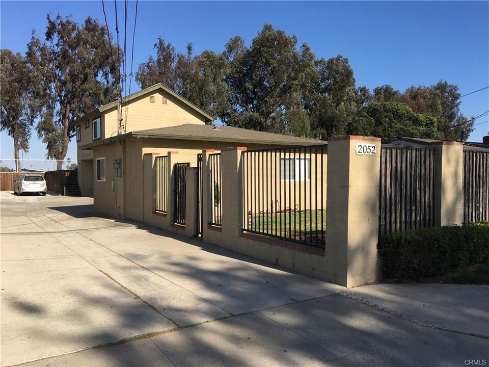 2052 Pomona Ave in Costa Mesa, CA - Foto de edificio