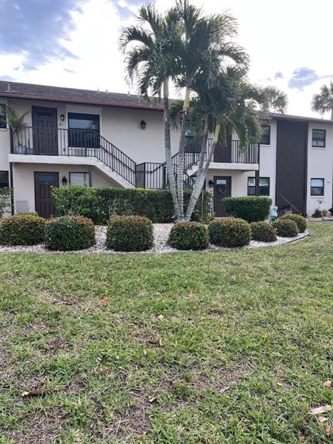 3935 Country Club Blvd in Cape Coral, FL - Building Photo - Building Photo