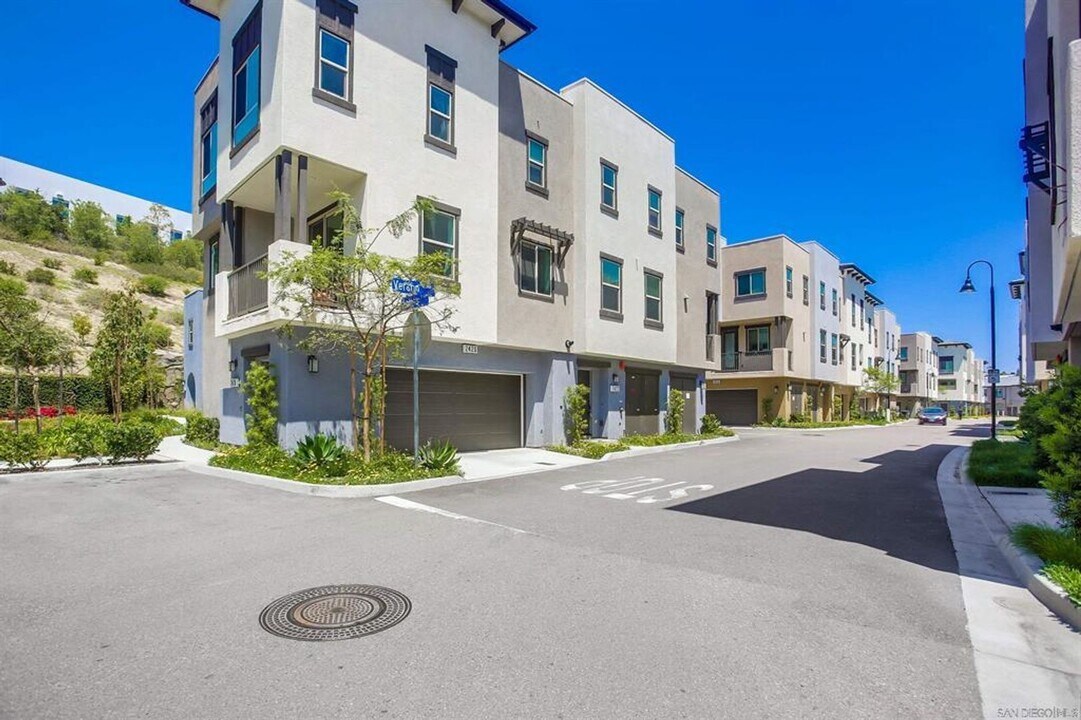 2422 Verano Wy. in Vista, CA - Building Photo
