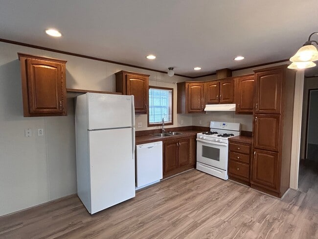 property at 5 Oak Tree Ln