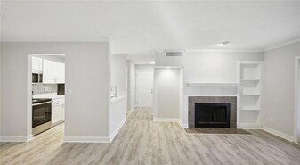 100 Pinhurst Dr, Unit 0511 in Atlanta, GA - Building Photo