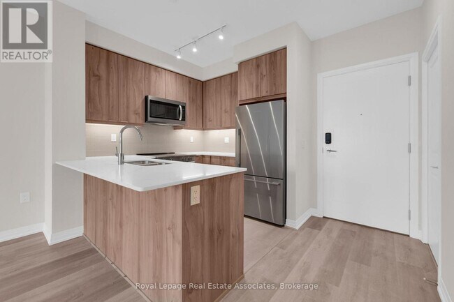 15 Watergarden Dr in Mississauga, ON - Building Photo - Building Photo