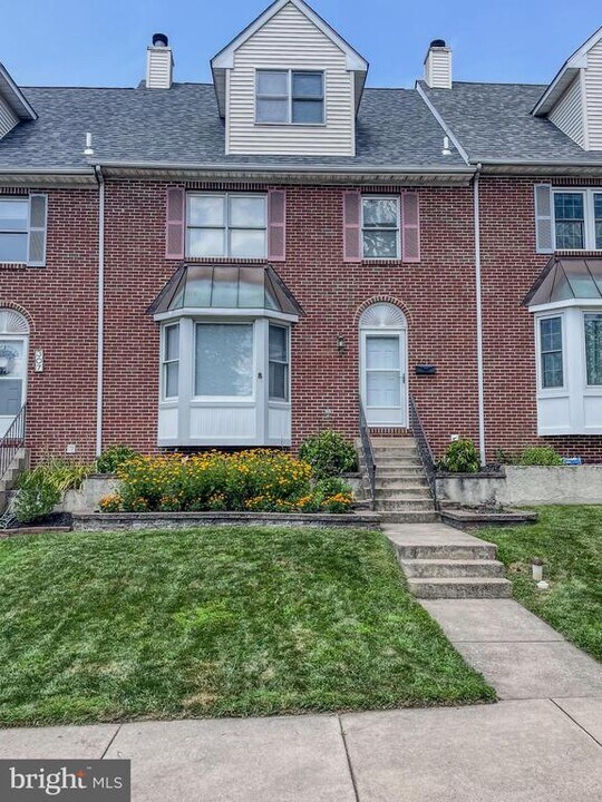 305 W Broad St in Souderton, PA - Building Photo