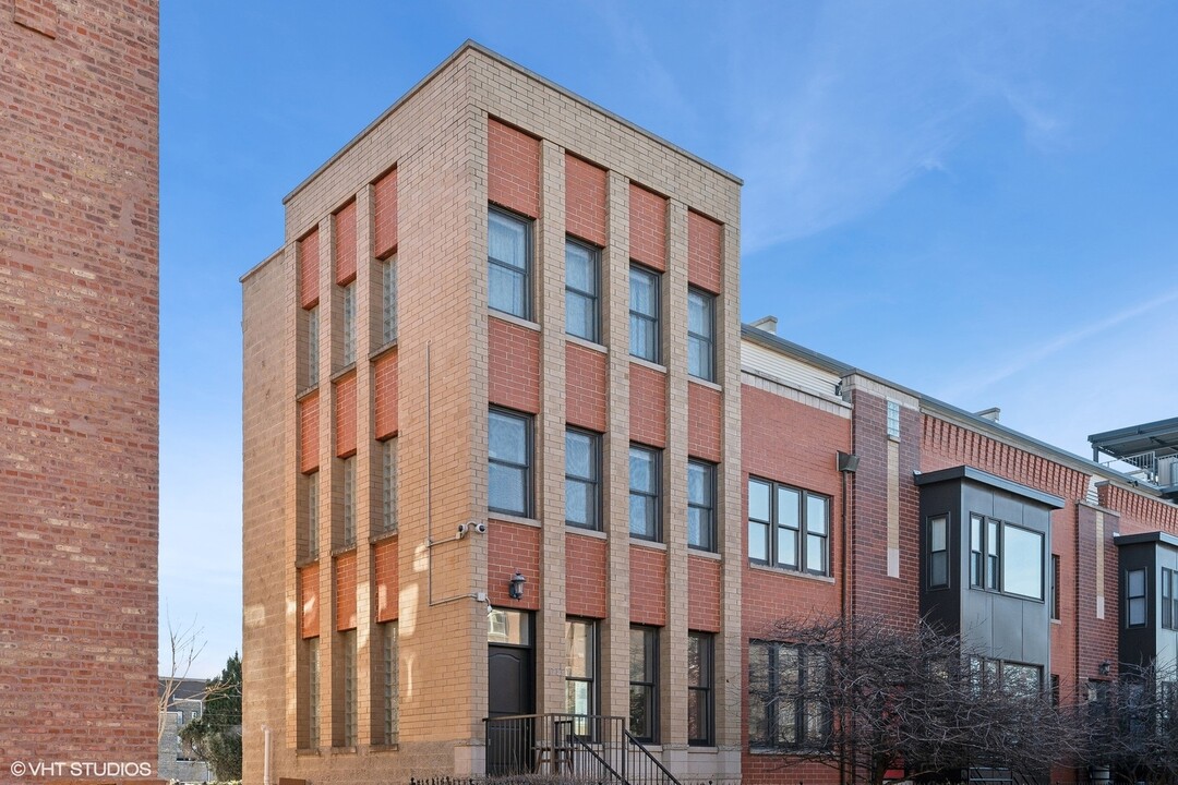 1743 W Terra Cotta Pl in Chicago, IL - Building Photo