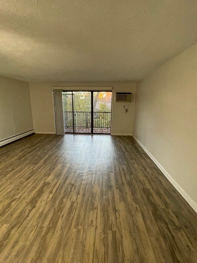 347 Oakland St in Manchester, CT - Foto de edificio - Building Photo