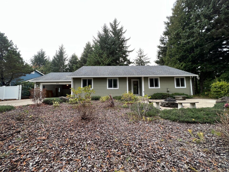 810 SW Skyline Terrace in Waldport, OR - Building Photo