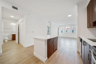 10170 SW 7th St, Unit 31-409 in Pembroke Pines, FL - Building Photo - Building Photo