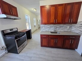 8652 112th St, Unit A in Richmond Hill, NY - Building Photo