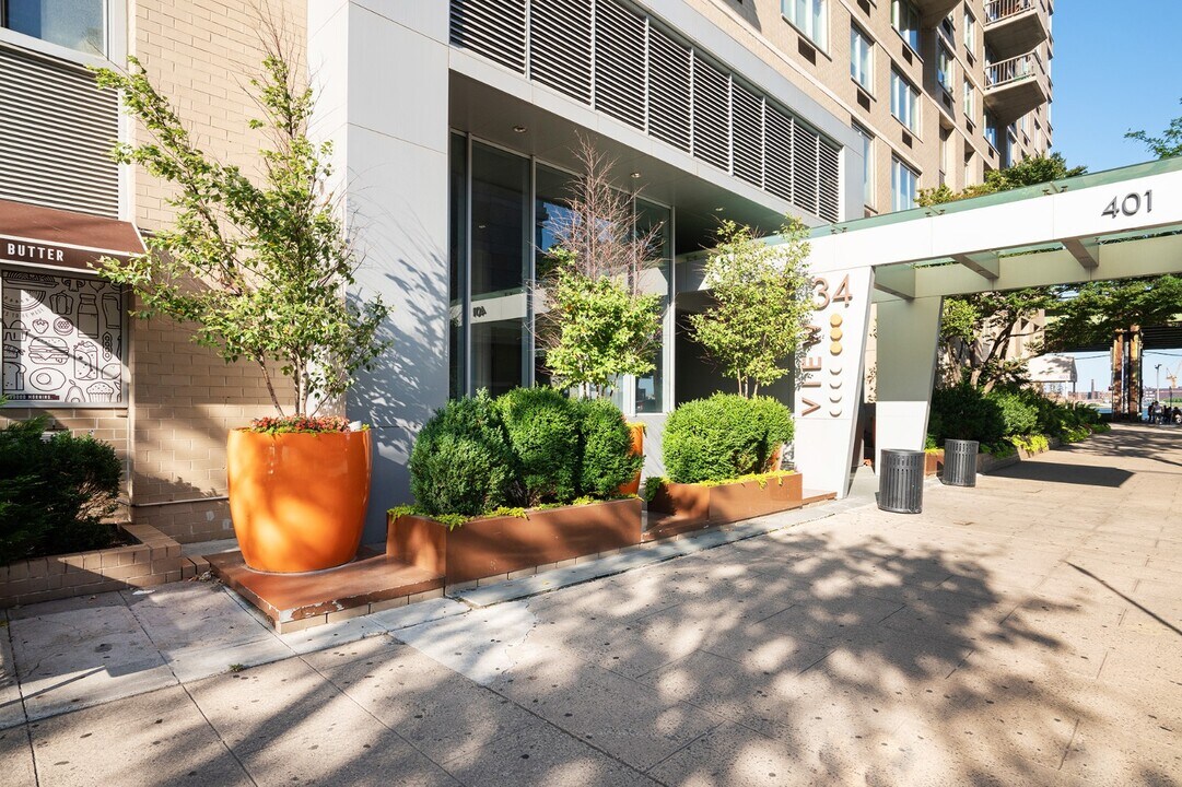 401 E 34th St in New York, NY - Building Photo