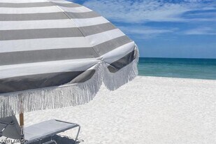 1252 Rialto Way in Naples, FL - Building Photo