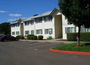 River Crest Apartments in Sheridan, OR - Building Photo - Building Photo