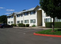 River Crest Apartments in Sheridan, OR - Foto de edificio - Building Photo