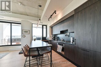 2720 Dundas St W in Toronto, ON - Building Photo - Building Photo